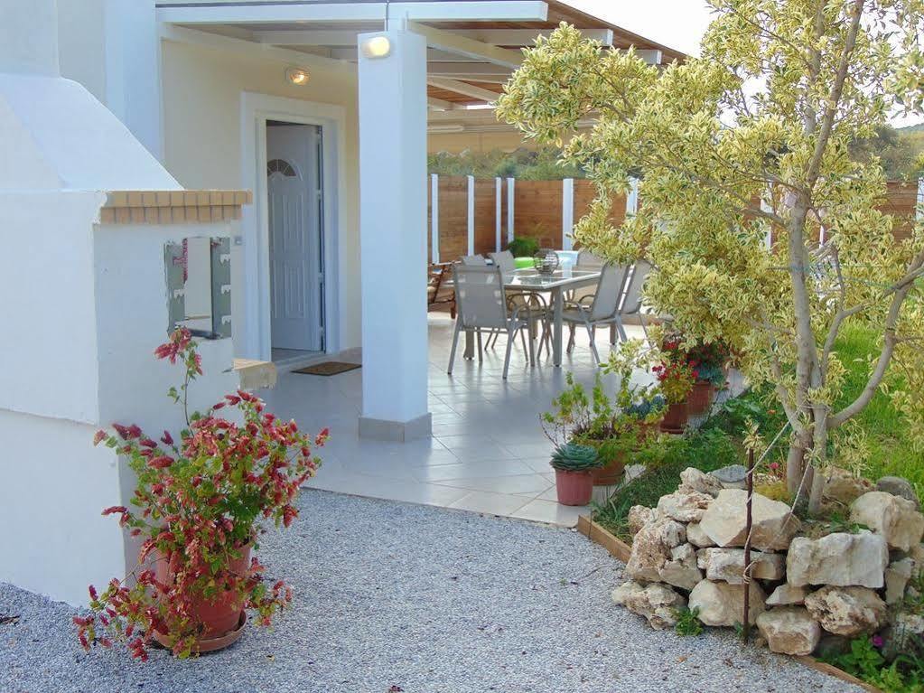 Villa Campos- Less Than 5-Min Walk To Kalivaki Beach เยโอริยิอูโปลิส ภายนอก รูปภาพ