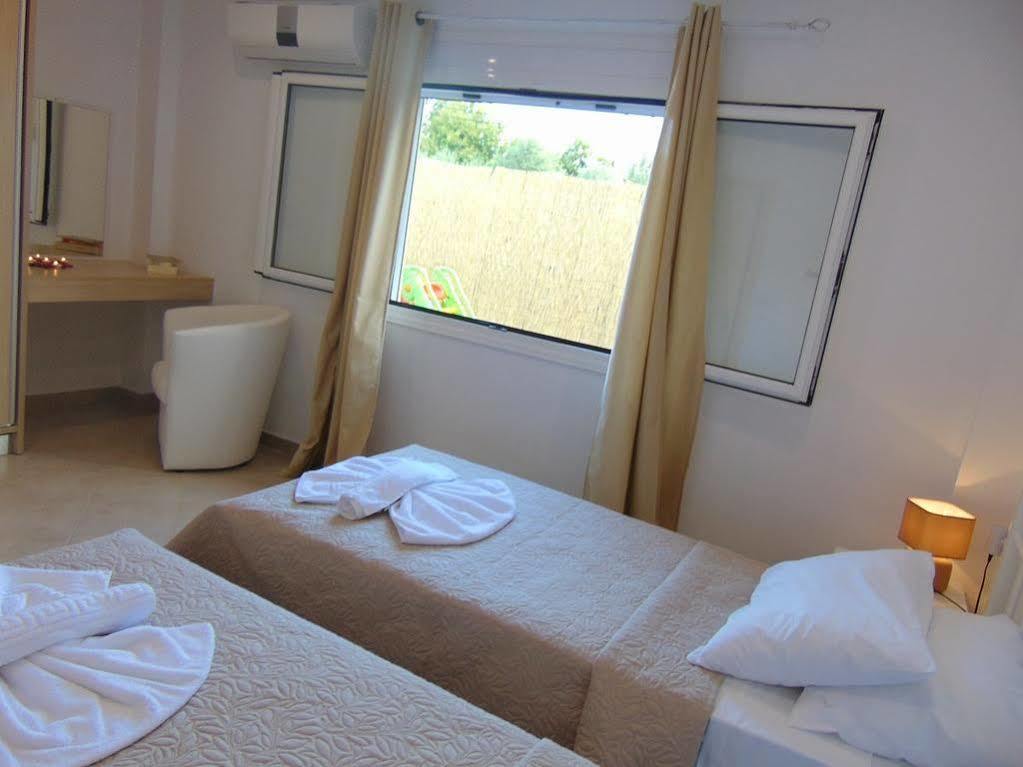 Villa Campos- Less Than 5-Min Walk To Kalivaki Beach เยโอริยิอูโปลิส ภายนอก รูปภาพ