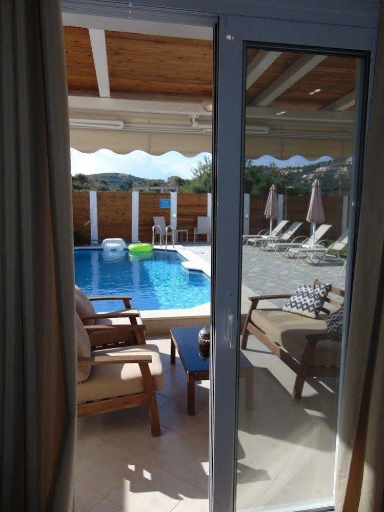 Villa Campos- Less Than 5-Min Walk To Kalivaki Beach เยโอริยิอูโปลิส ภายนอก รูปภาพ